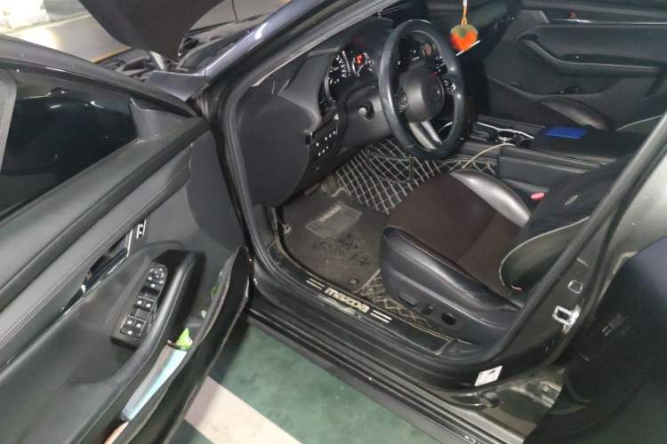 Used Mazda 3 Axela 2020 2.0L Automatic Luxury Version Driver Seat