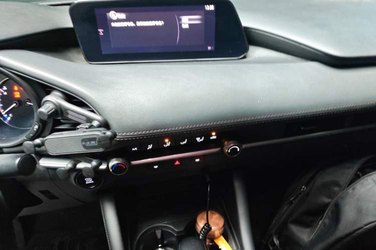 Used Mazda 3 Axela 2020 2.0L Automatic ZhiShang Edition Audio And AC Panel