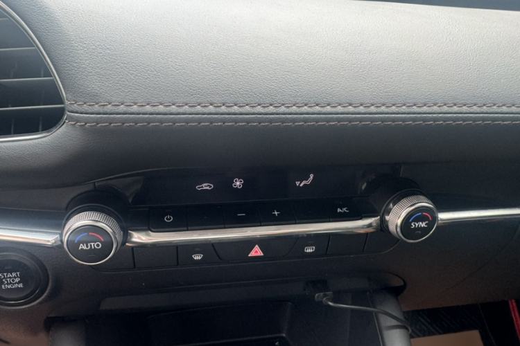 Used Mazda 3 Axela 2020 2.0L Automatic Zhiya Edition Audio And AC Panel