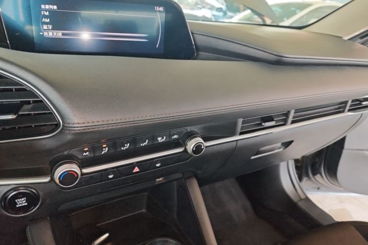 Used Mazda 3 Axela 2020 1.5L Automatic ZhiMei Edition Center Console