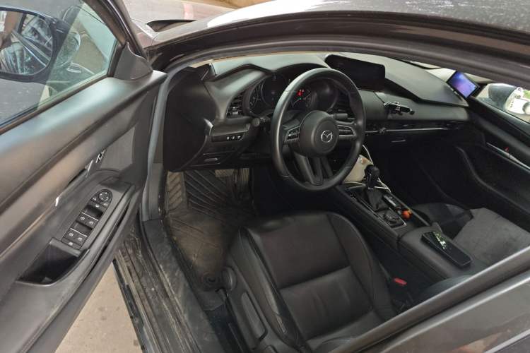Used Mazda 3 Axela 2020 1.5L Automatic Luxury Version Driver Seat