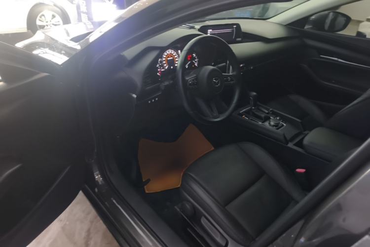 Used Mazda 3 Axela 2020 1.5L Automatic Luxury Version Driver Seat