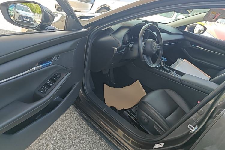 Used Mazda 3 Axela 2020 1.5L Automatic Luxury Version Driver Seat