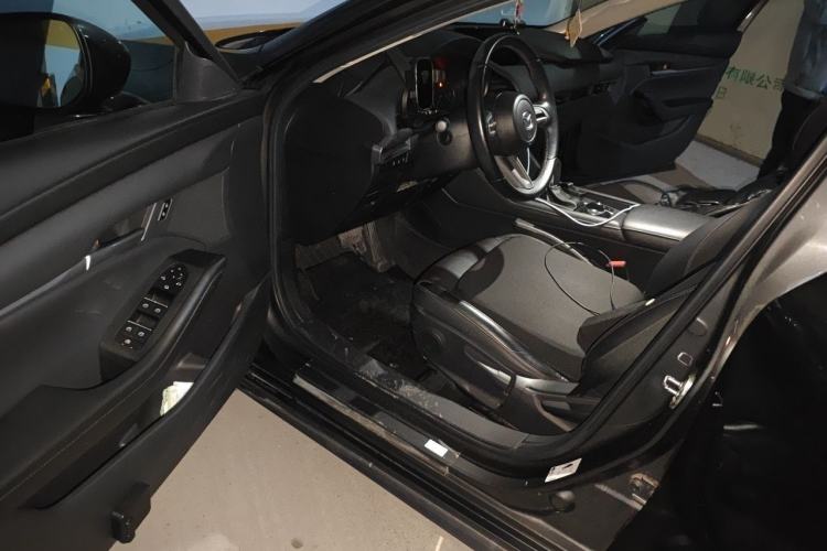 Used Mazda 3 Axela 2020 1.5L Automatic Luxury Version Driver Seat