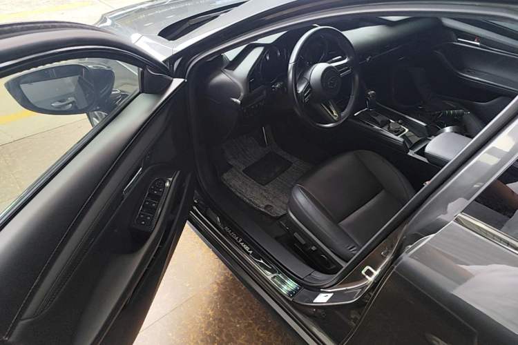 Used Mazda 3 Axela 2020 2.0L Automatic Luxury Version Driver Seat