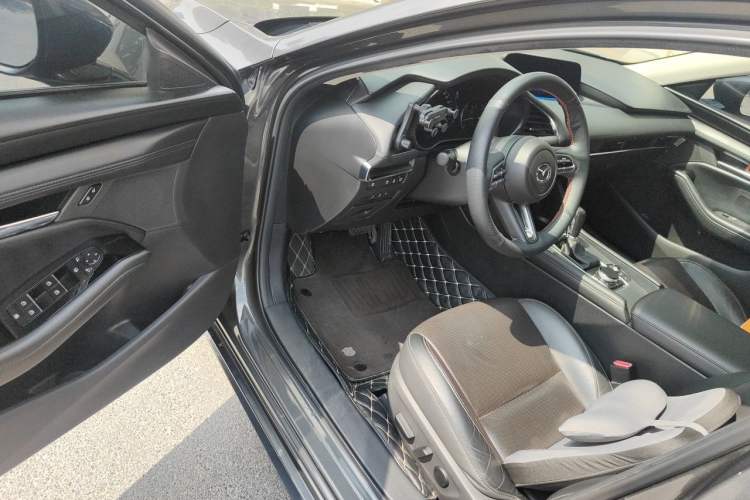 Used Mazda 3 Axela 2020 2.0L Automatic Luxury Version Driver Seat