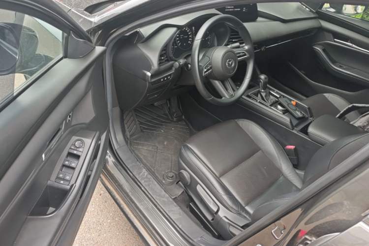 Used Mazda 3 Axela 2020 1.5L Automatic Luxury Version Driver Seat
