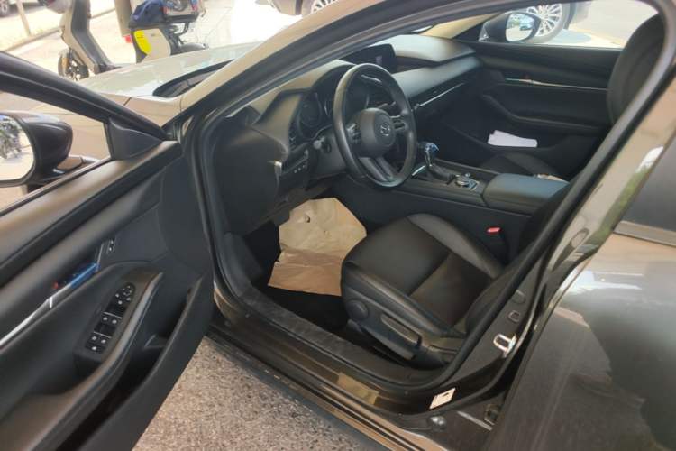 Used Mazda 3 Axela 2020 1.5L Automatic Luxury Version Driver Seat