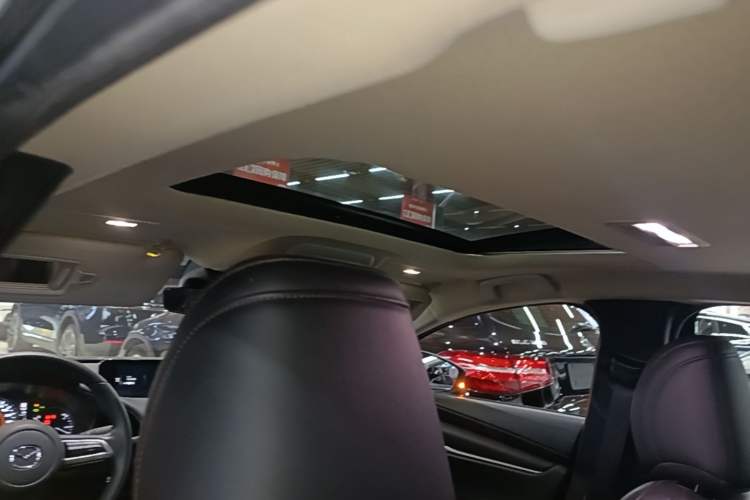 Used Mazda 3 Axela 2020 1.5L Automatic Luxury Version Headliner