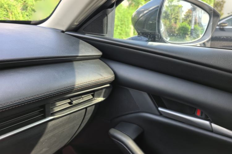 Used Mazda 3 Axela 2020 1.5L Automatic Luxury Version Interior 3