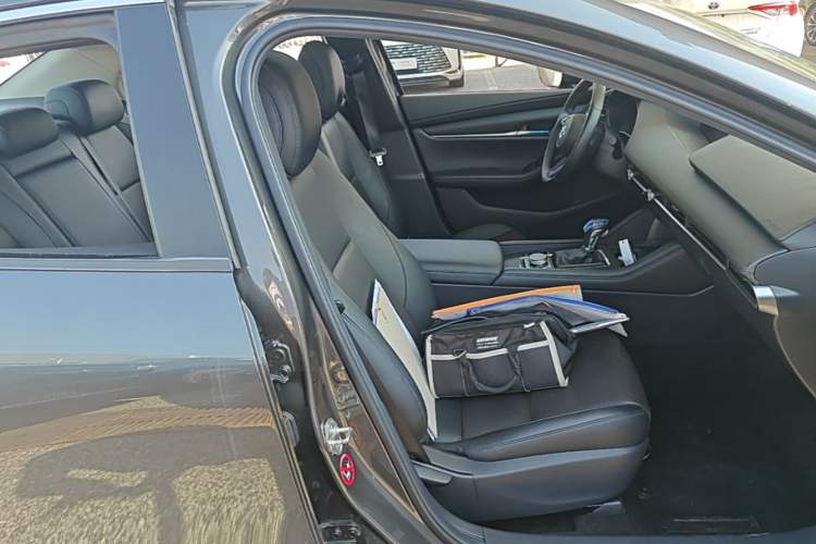 Used Mazda 3 Axela 2020 1.5L Automatic Luxury Version Right Front Seat
