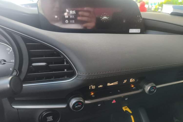 Used Mazda 3 Axela 2020 1.5L Automatic Luxury Version Audio And AC Panel