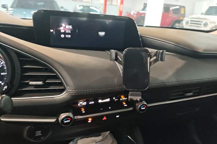 Used Mazda 3 Axela 2020 1.5L Automatic Luxury Version Audio And AC Panel