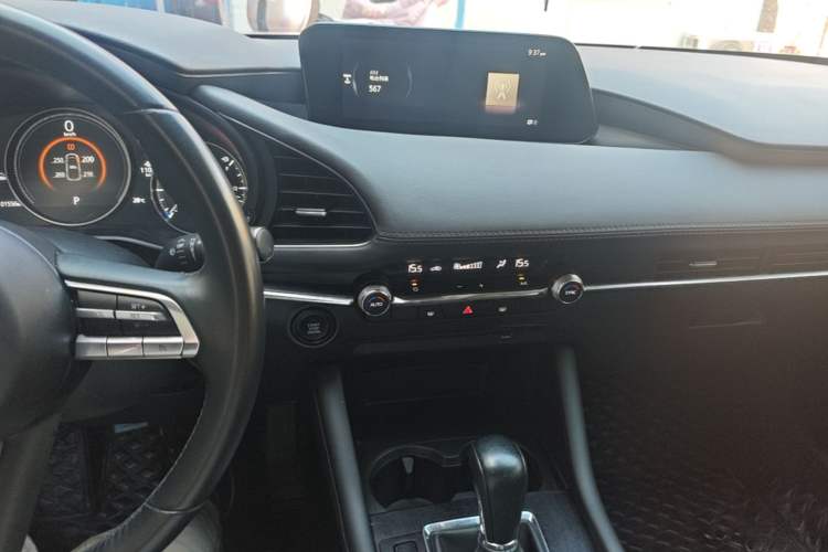 Used Mazda 3 Axela 2020 2.0L Automatic ZhiXuan Edition Audio And AC Panel
