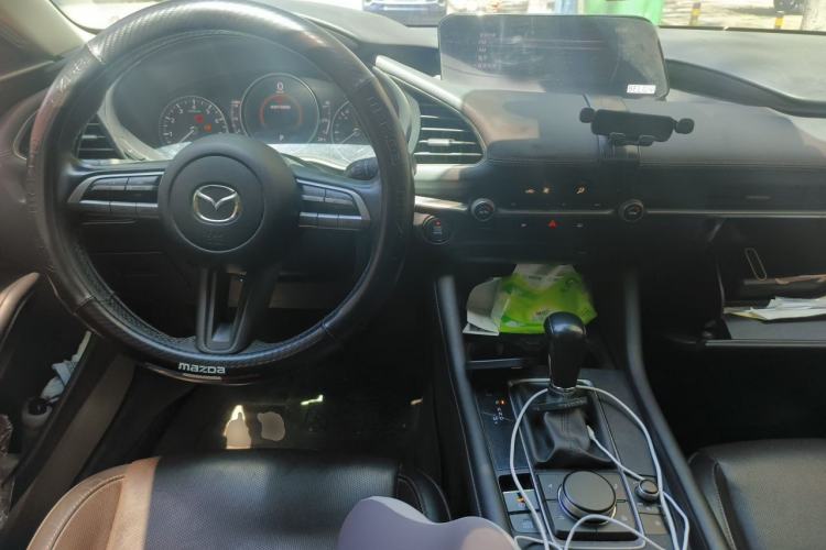 Used Mazda 3 Axela 2020 1.5L Automatic Luxury Version Center Console