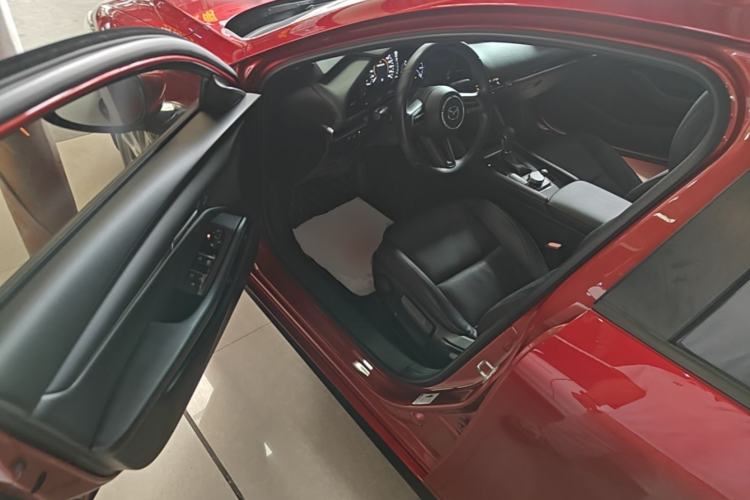 Used Mazda 3 Axela 2020 1.5L Automatic Luxury Version Driver Seat