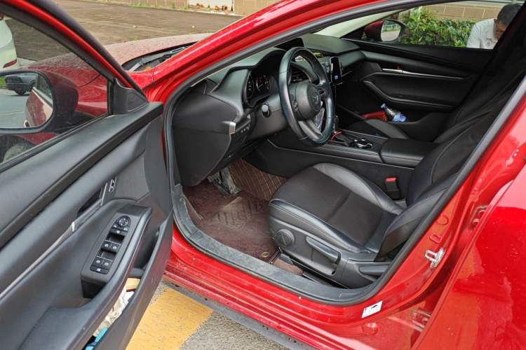 Used Mazda 3 Axela 2020 1.5L Automatic Luxury Version Driver Seat