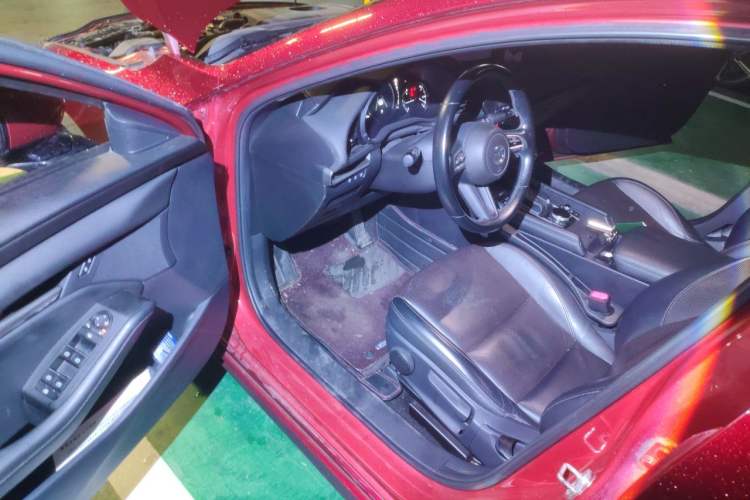 Used Mazda 3 Axela 2020 1.5L Automatic Luxury Version Driver Seat