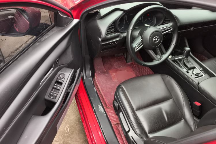 Used Mazda 3 Axela 2020 1.5L Automatic Luxury Version Driver Seat