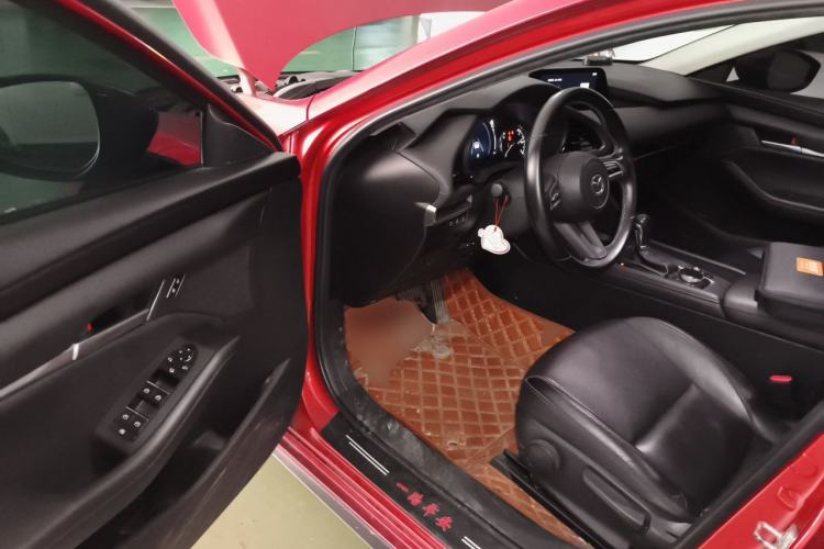 Used Mazda 3 Axela 2020 1.5L Automatic Luxury Version Driver Seat