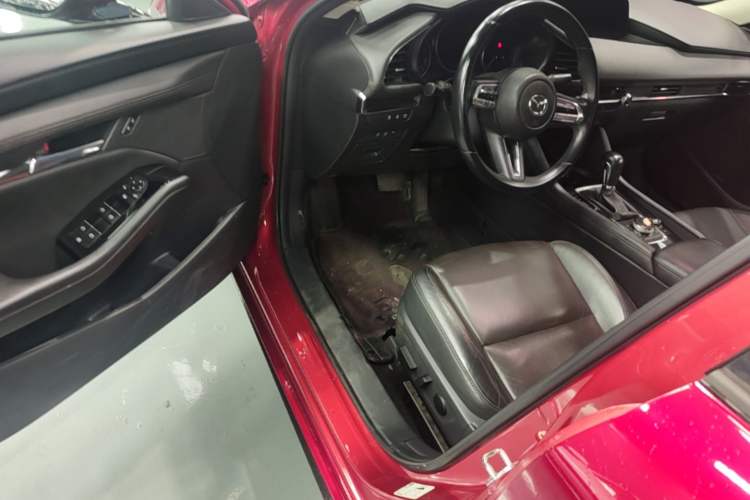 Used Mazda 3 Axela 2020 2.0L Automatic Luxury Version Driver Seat