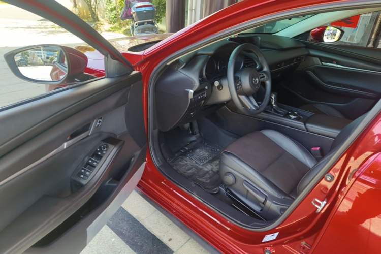 Used Mazda 3 Axela 2020 1.5L Automatic Luxury Version Driver Seat