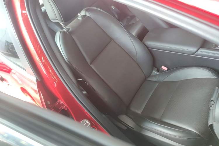 Used Mazda 3 Axela 2020 1.5L Automatic Luxury Version Right Front Seat