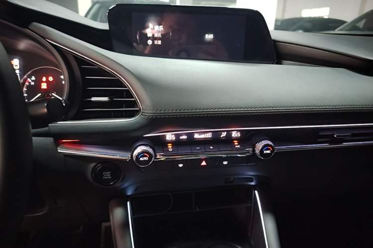 Used Mazda 3 Axela 2020 2.0L Automatic Zhiya Edition Audio And AC Panel