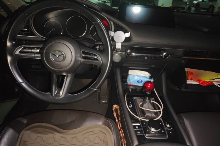Used Mazda 3 Axela 2020 2.0L Automatic Luxury Version Center Console