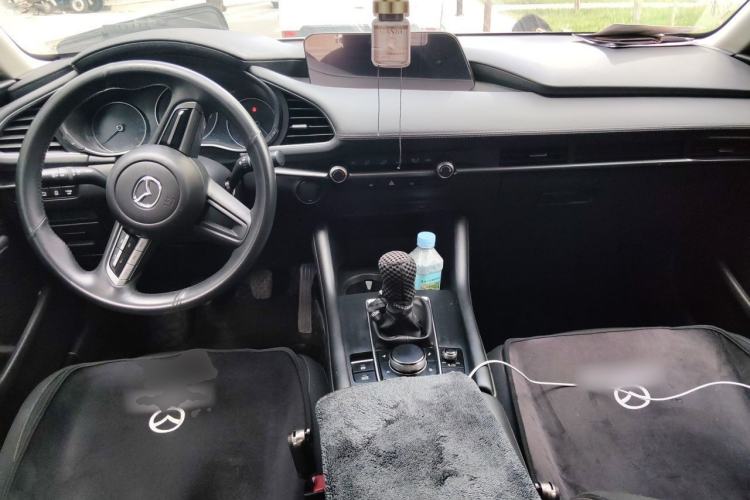 Used Mazda 3 Axela 2020 1.5L Manual ZhiMei Edition Center Console