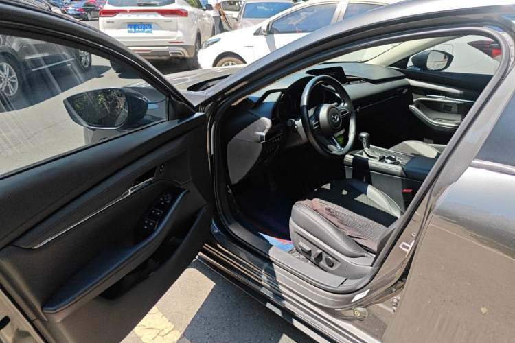 Used Mazda 3 Axela 2020 2.0L Automatic Luxury Version Driver Seat
