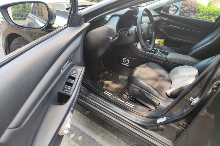 Used Mazda 3 Axela 2020 1.5L Automatic Luxury Version Driver Seat