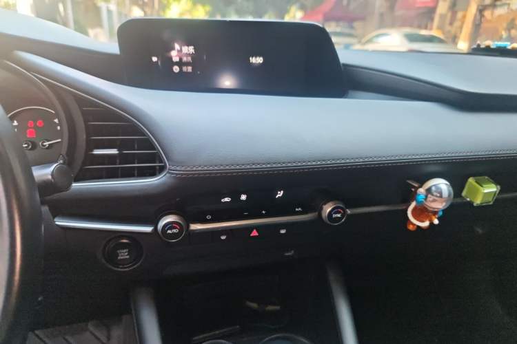 Used Mazda 3 Axela 2020 1.5L Automatic Luxury Version Audio And AC Panel