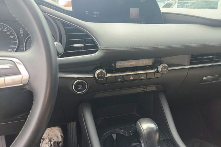 Used Mazda 3 Axela 2020 2.0L Automatic ZhiZun Edition Audio And AC Panel