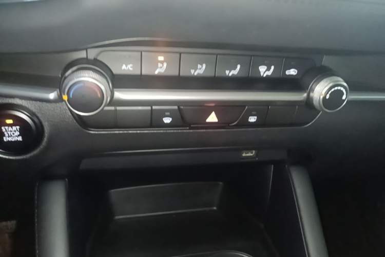Used Mazda 3 Axela 2020 1.5L Automatic ZhiMei Edition Audio And AC Panel