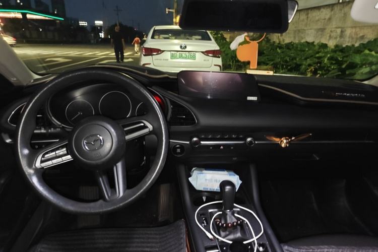 Used Mazda 3 Axela 2020 1.5L Automatic ZhiMei Edition Center Console