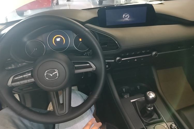 Used Mazda 3 Axela 2020 1.5L Manual ZhiMei Edition Center Console