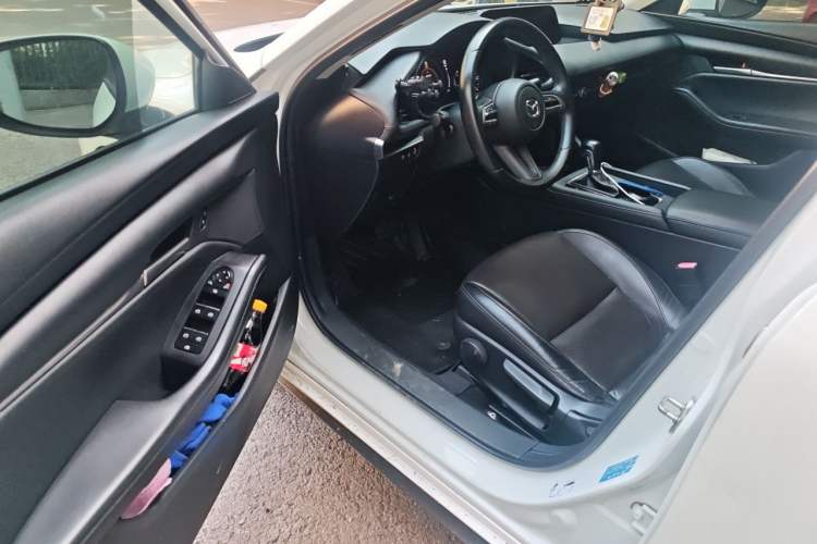 Used Mazda 3 Axela 2020 1.5L Automatic Luxury Version Driver Seat