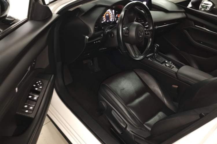 Used Mazda 3 Axela 2020 1.5L Automatic Luxury Version Driver Seat