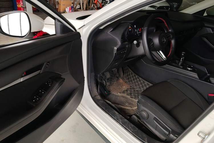 Used Mazda 3 Axela 2020 1.5L Manual ZhiMei Edition Driver Seat