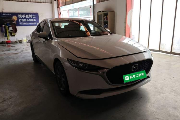 Used Mazda 3 Axela 2020 1.5L Manual ZhiMei Edition Front Right 45 Deg