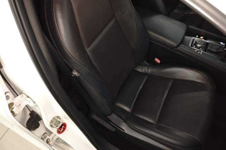 Used Mazda 3 Axela 2020 1.5L Automatic Luxury Version Right Front Seat