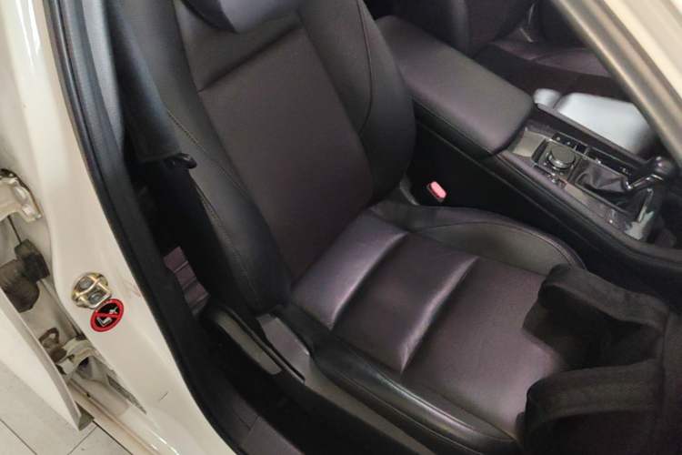 Used Mazda 3 Axela 2020 1.5L Automatic Luxury Version Right Front Seat