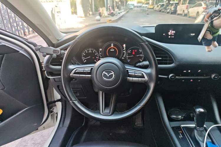 Used Mazda 3 Axela 2020 1.5L Automatic Luxury Version Steering Wheel