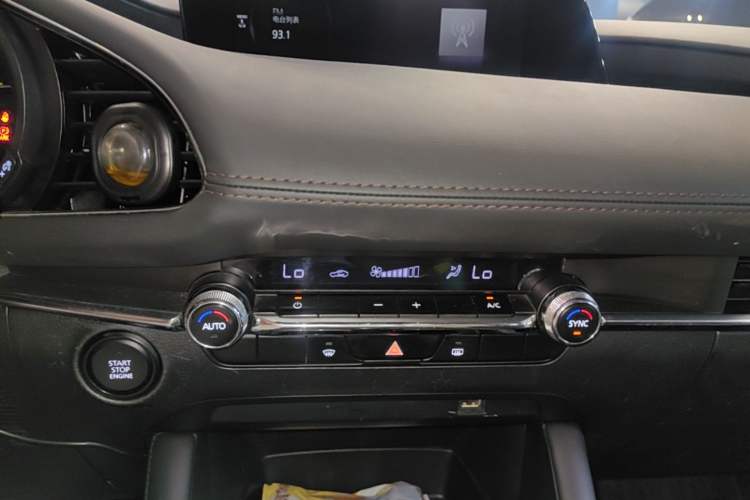Used Mazda 3 Axela 2021 2.0L Automatic Zhiya Edition Audio And AC Panel