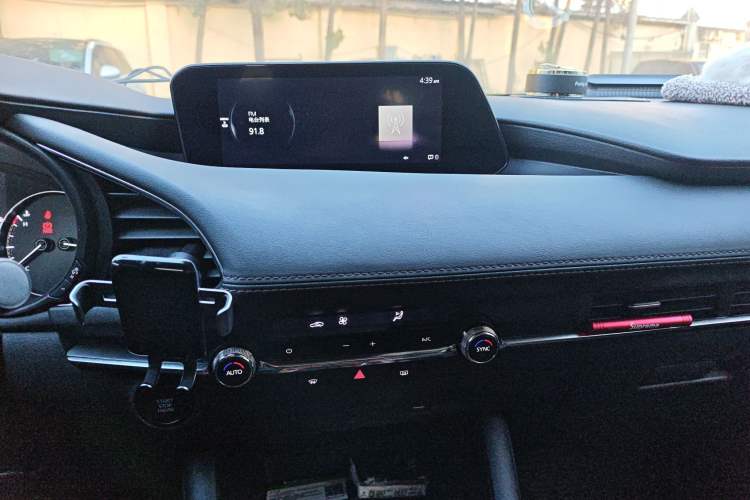Used Mazda 3 Axela 2021 2.0L Automatic Zhi Rui Edition Audio And AC Panel