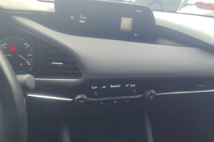Used Mazda 3 Axela 2021 2.0L Automatic Zhiya Edition Audio And AC Panel