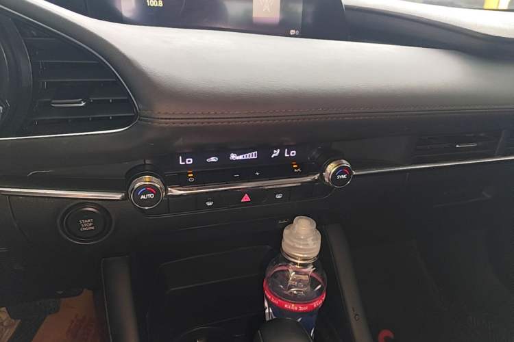 Used Mazda 3 Axela 2021 2.0L Automatic Zhi Rui Edition Audio And AC Panel