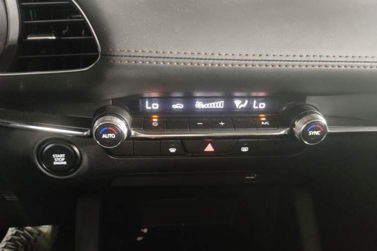 Used Mazda 3 Axela 2021 2.0L Automatic Zhiya Edition Audio And AC Panel