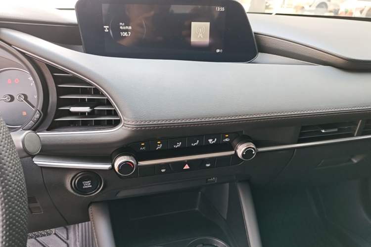 Used Mazda 3 Axela 2021 2.0L Automatic Zhiqing Edition Audio And AC Panel